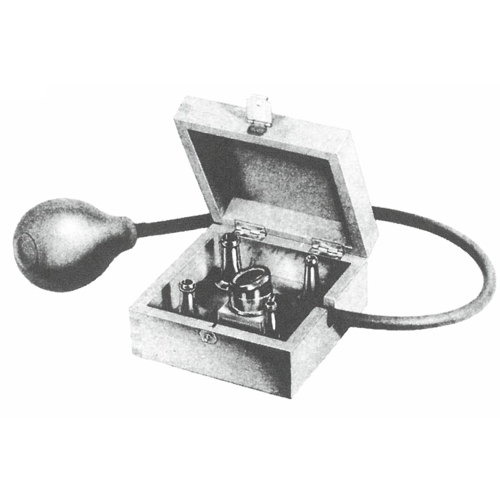 Brünings Ear speculum, pneumatic, complete set with lens, 4 specula fig. 1 to 4 and rubber bulb, in woodden case